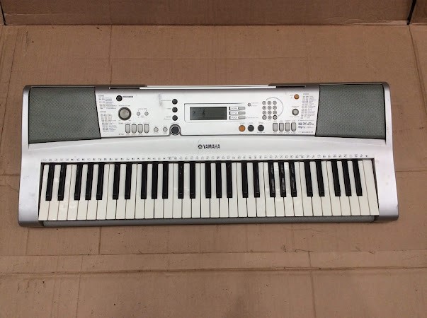 Yamaha PSR-E303 Portable Electronic Keyboard