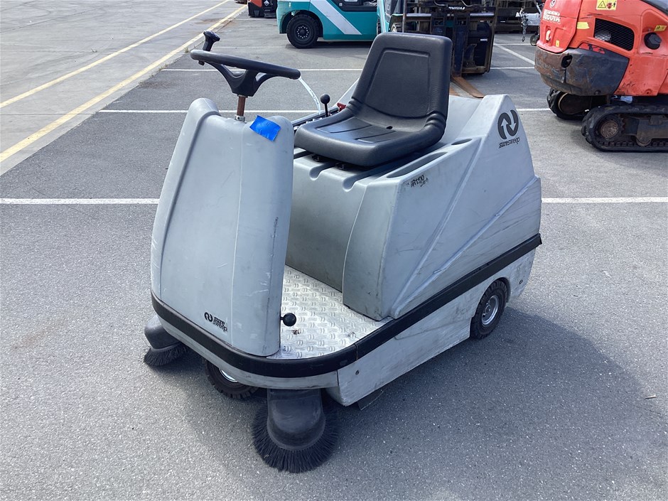 <p>Suresweep STR1100 Sweeper </p>