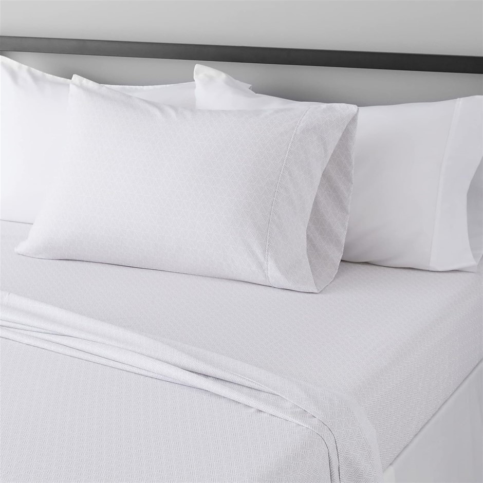 AMAZON BASICS Lightweight Super Soft Easy Care Microfiber 3 Piece Bed Sheet