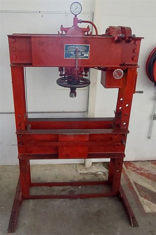 <p>60T Hydraulic Press </p>
