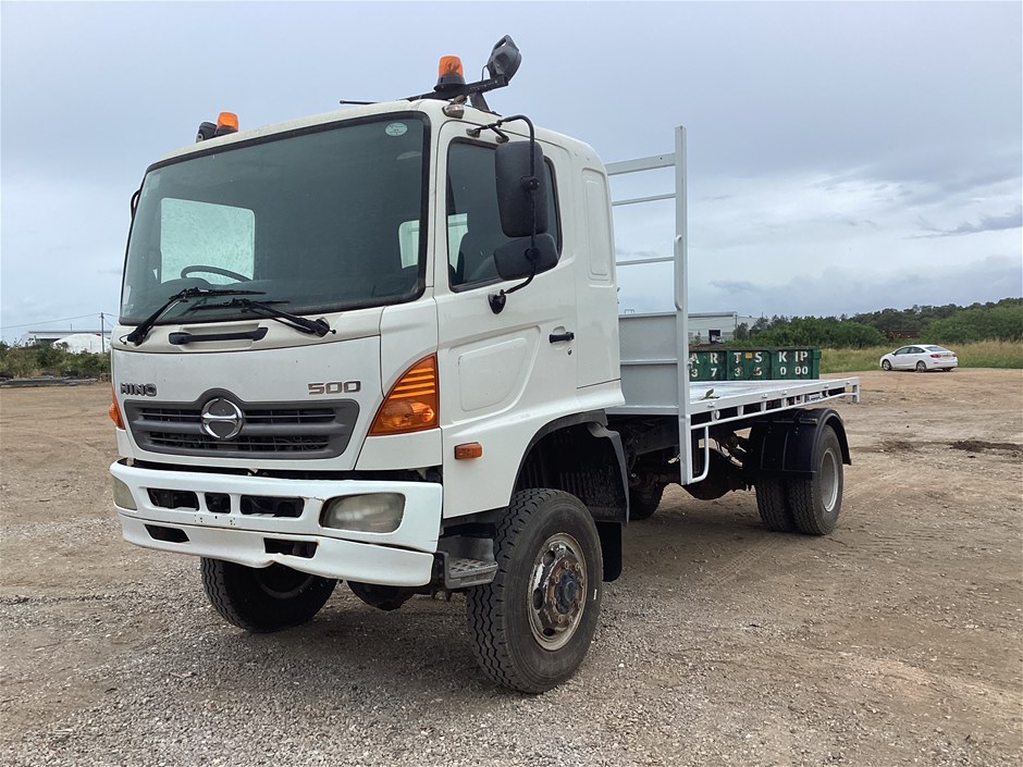 2008 Hino GT1J 4x4 Truck & Volvo ECR88 Hydraulic Excavator