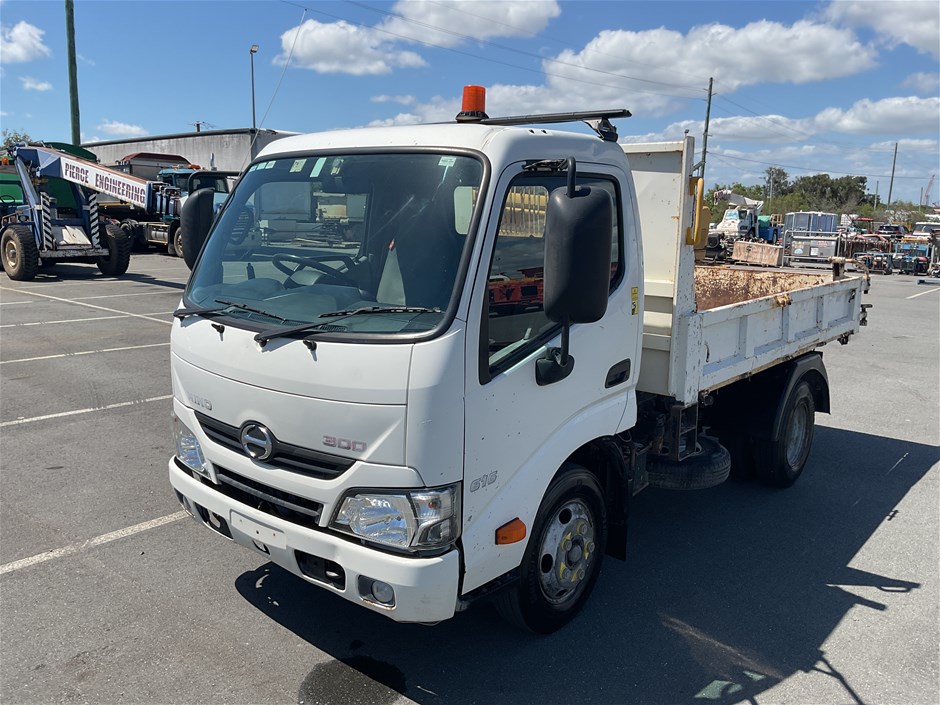 <p>2017 Hino 300 4 x 2 Tipper Truck</p>
