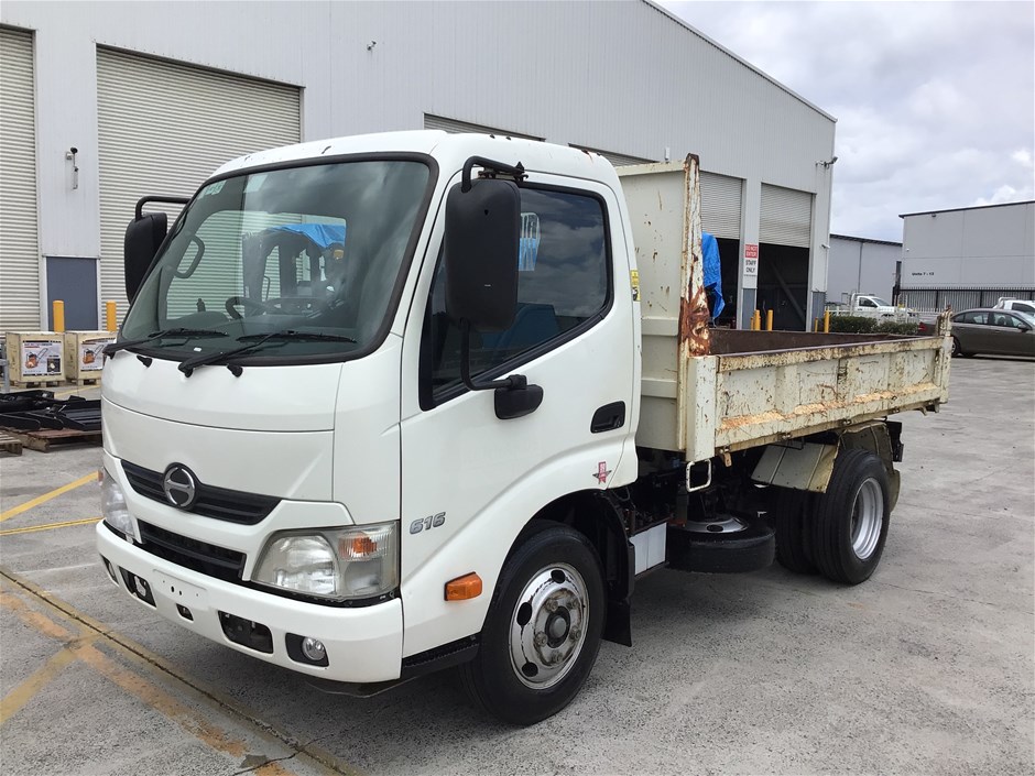 <p>2015 Hino 300 4 x 2 Tipper Truck</p>