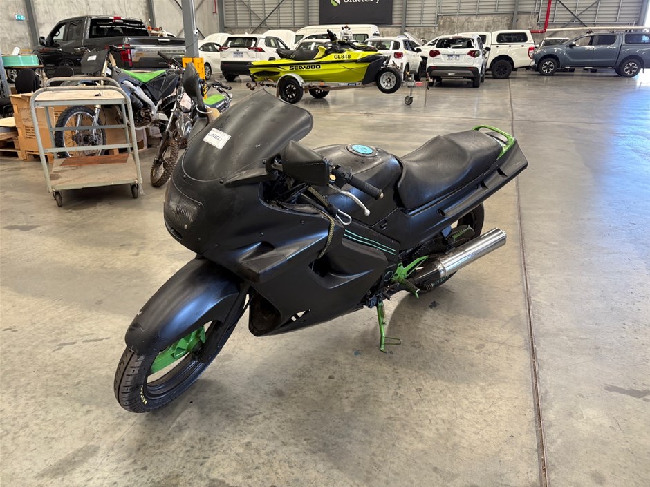 <p>1996 Kawasaki GPX250 Motorcycle</p>