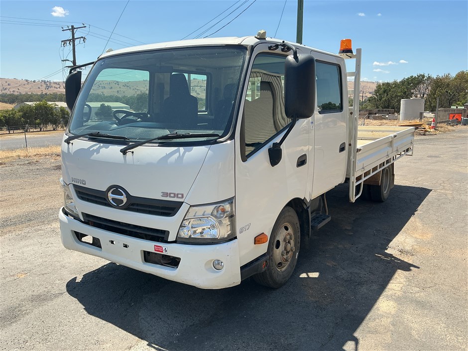 2018 Hino 300 Series 2 C/cab Wide 1 4 X 2 Tray Body Truck