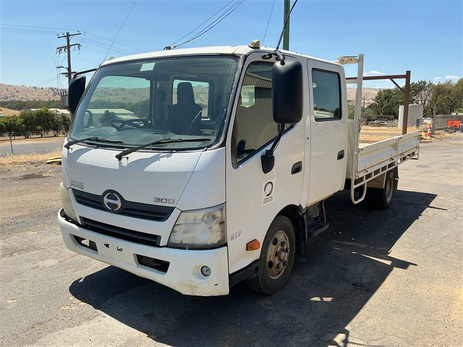 2012 Hino 300 Series 2 C/cab Wide 1 4 X 2 Tray Body Truck