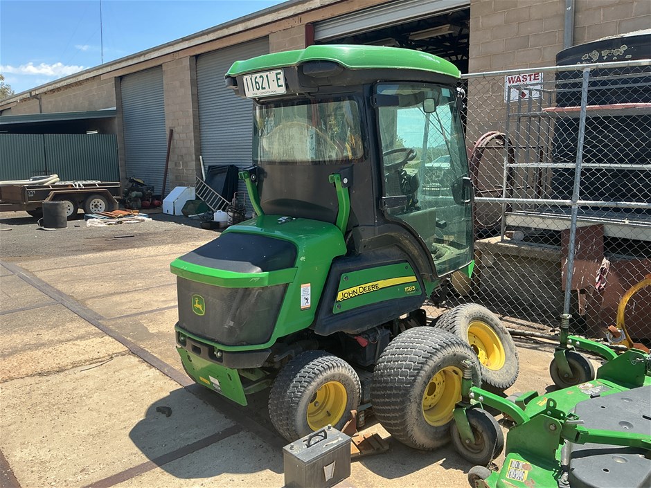 <p>John Deer 1585 terrain cut Ride On Lawn Mower</p>