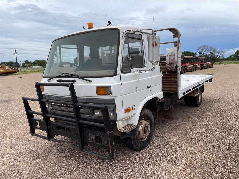 Nissan Ud 4 X 2 Tray Body Truck
