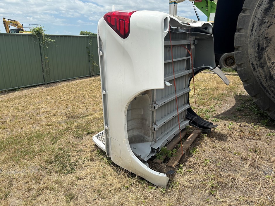 <p>1 x Style Side Hilux Tray</p>