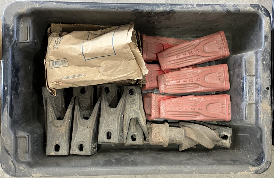 Container of Assorted Excavator Bucket Teeth - Chinchilla