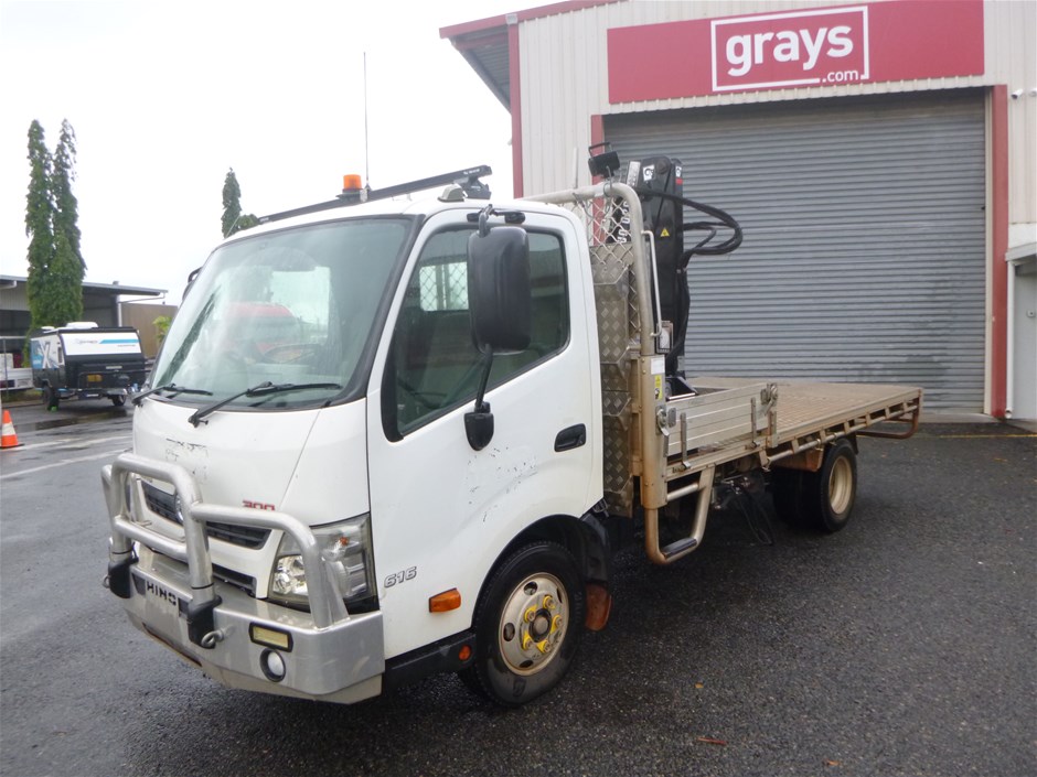<p>2017 Hino 300 series 4 x 2 Tray Body Truck</p>