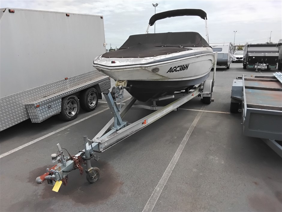 <p>2010 Chaparral 19SSi Power Boat</p>