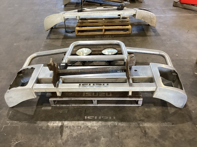 <p>Isuzu Truck Bull Bar And Mounting Bracket</p>