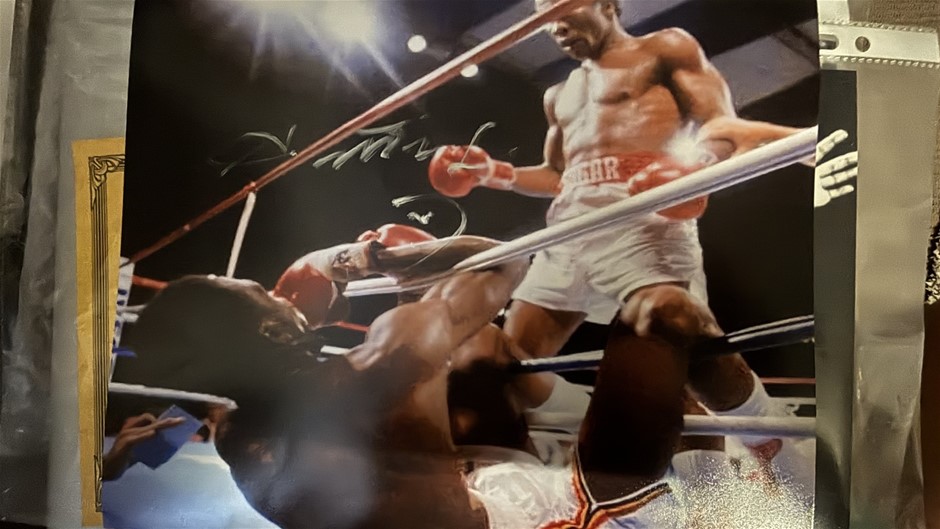 SUGAR RAY LEONARD SIGNED BOXING PHOTO