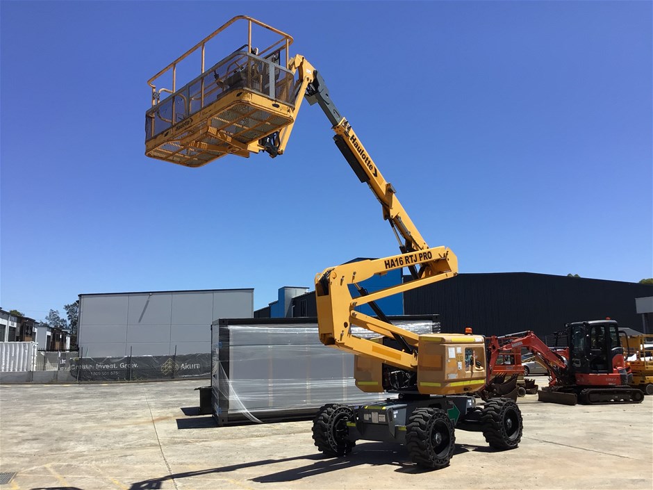 <p>2015 Haulotte  HA16 RTJ PRO Knuckle Boom Lift</p>