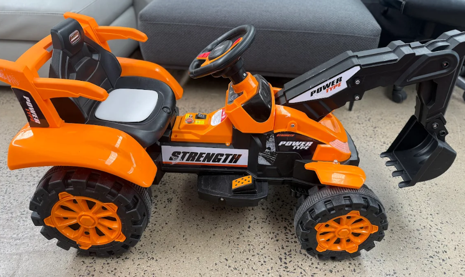 Kids Ride-On Electric Excavator. NB: Unit only.