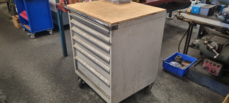 Tool cabinet trolley on wheels