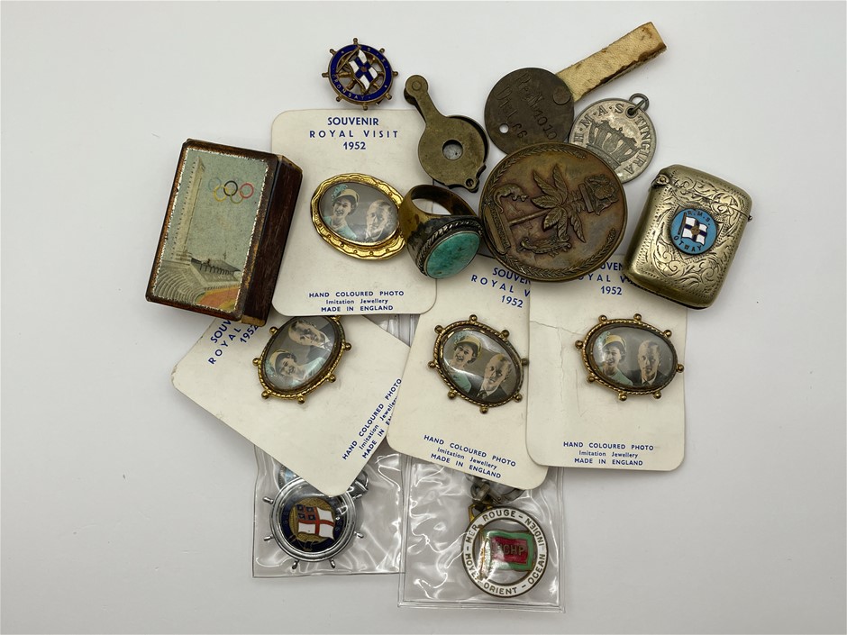 Approx. 15 x Asstd Souvenir Badges, Keyrings, etc.