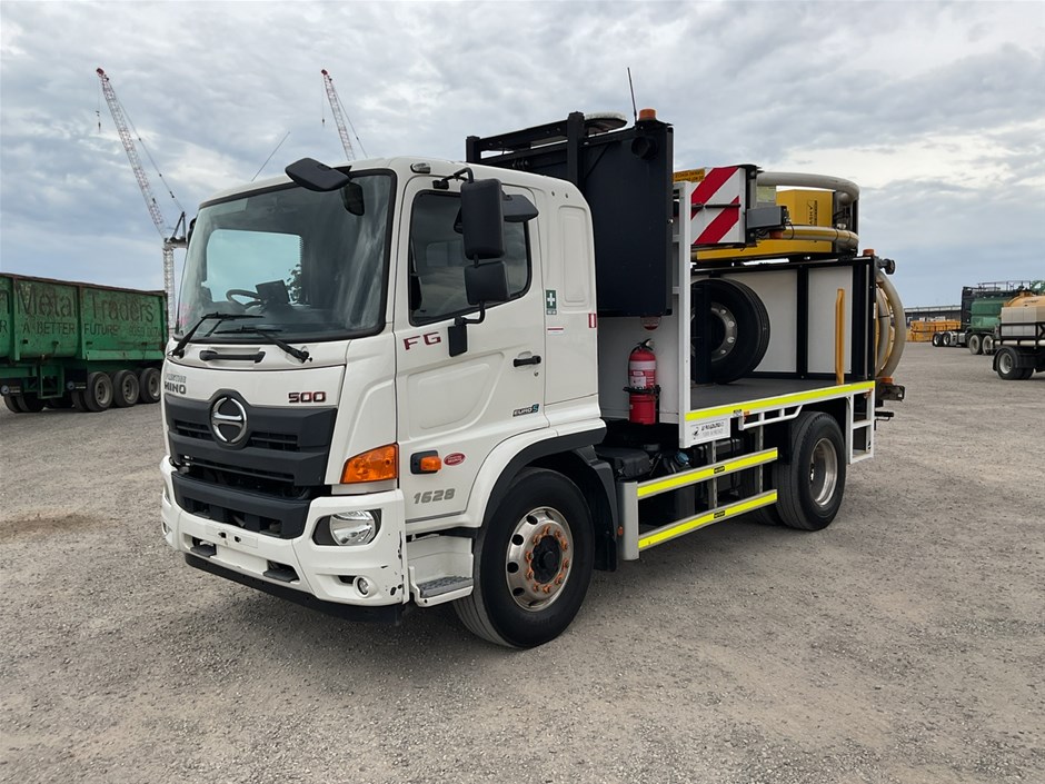 2018 Hino FG 500 4 x 2 Attenuator Truck