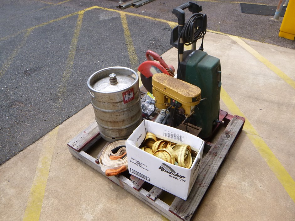 <p>Pressure washer, dropsaw and mini drillpress</p>