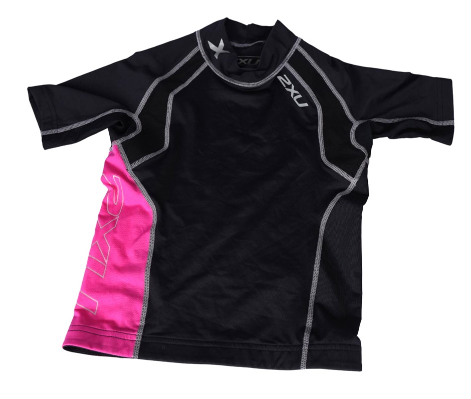 2XU Youth Short Sleeve High Performance Power Top, Size M, Black/Rose Buye