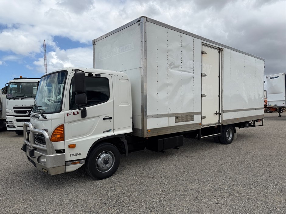 <p>2018 Hino FD500 4 x 2 Pantech Truck</p>