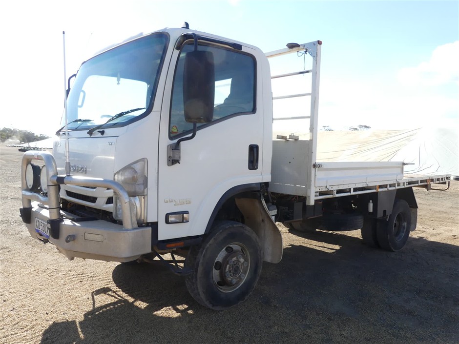<B>2015 Isuzu NH NP Tray Body Truck</B>