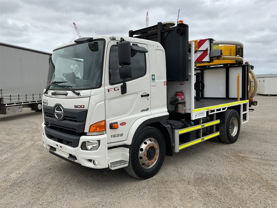 <p>2018 Hino FG 500 4 x 2 Attenuator Truck</p>