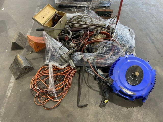 <p>Qty of Assorted Power & Pneumatic Tools, Greasers & Sundry Items</p>