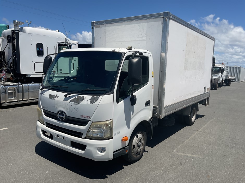 2014 Hino 300 4 x 2 Pantech Truck