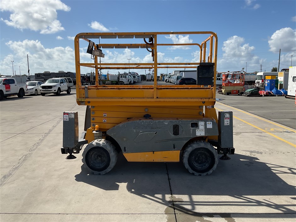 <p>2015 Haulotte Compact 12DX Scissor Lift</p>