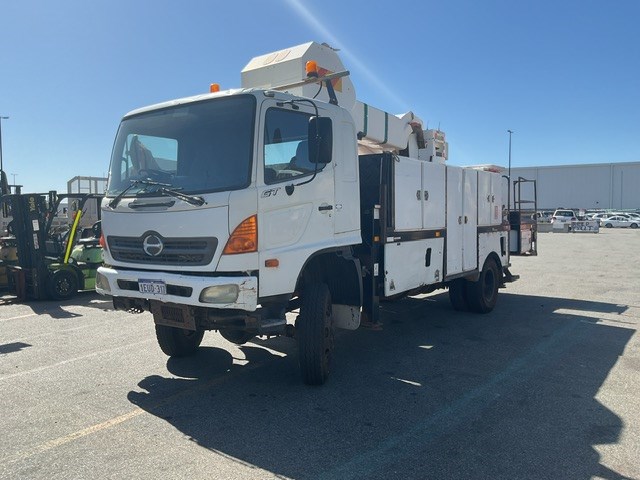 <p>2004 Hino 6T1J 4 x 2 Cherry Picker Truck</p>