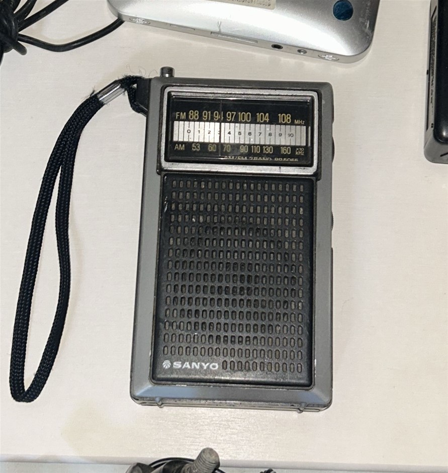 Vintage Sanyo Portable AM/FM Transistor Radio
