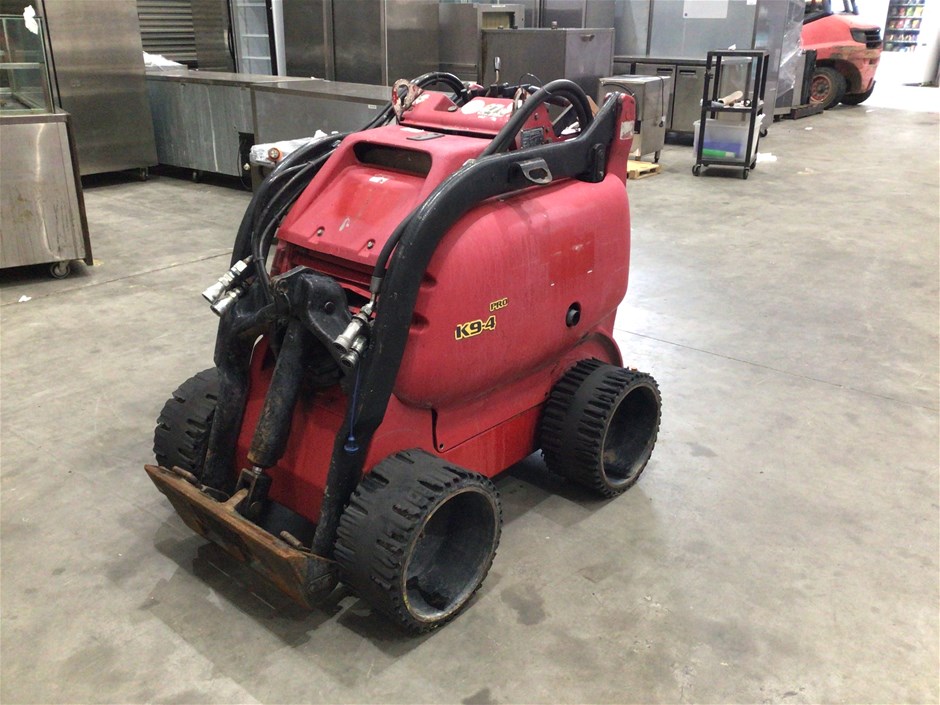 <p>Dingo K9-4-Y-III Mini Loader</p>