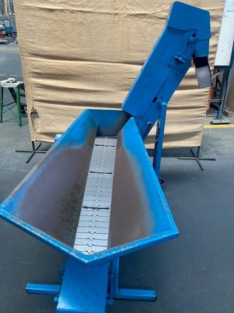 PARTS CONVEYOR AND HOPPER
