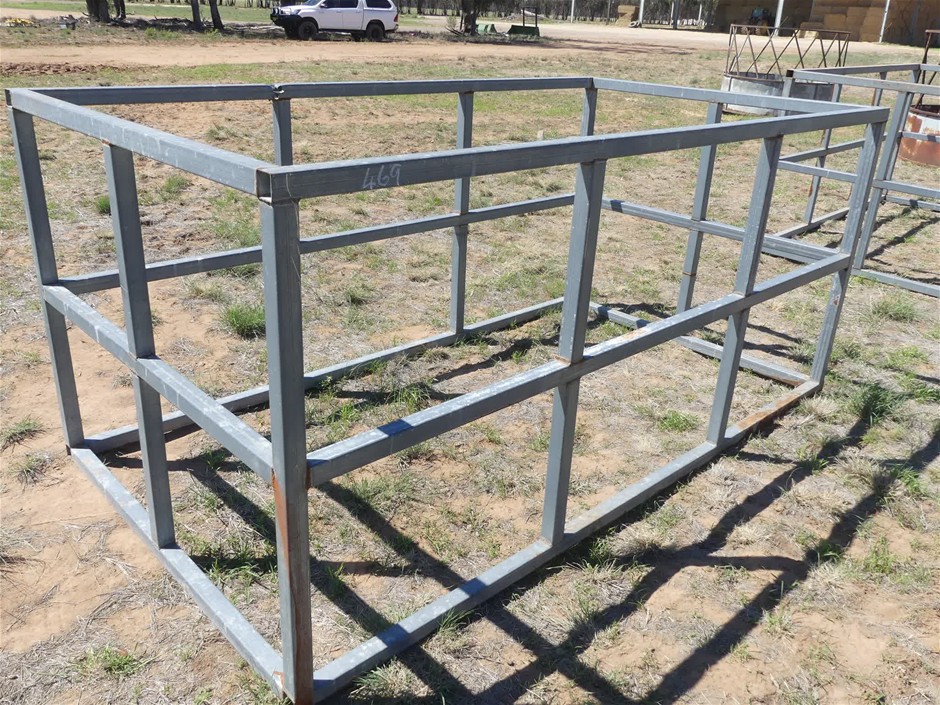 <B>Hay Cattle Feeder</B>