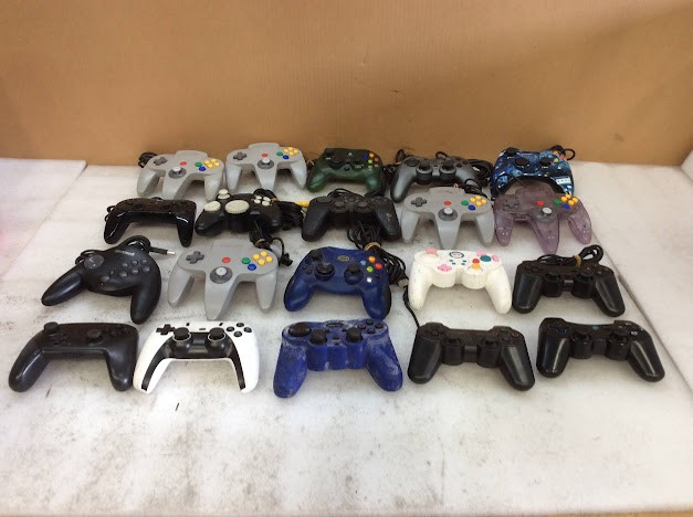 Nintendo/Microsoft Mixed Brand and Model Game Controllers (Lot of 20)