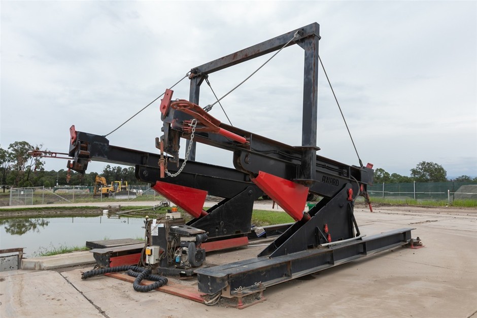 2009 AWARD ATTACHMENTS ACT2000 Hydraulic Container Tilter