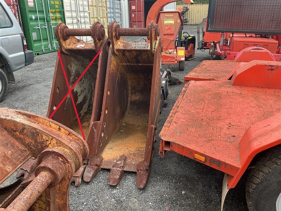 <p>CAT Suit D320 Bucket Attachment</p>