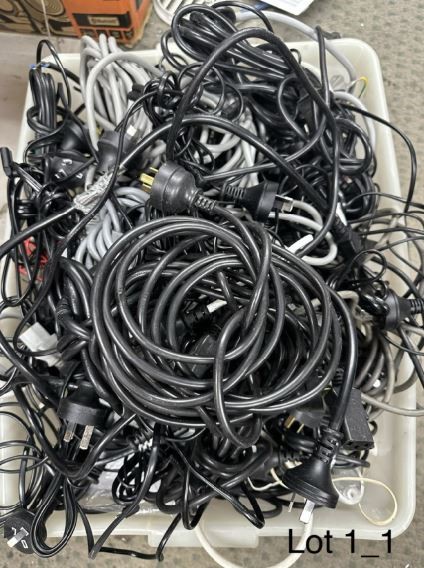 END OF LEASE AUCTION: Large quantity of power cords