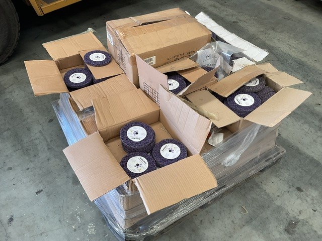 <p>Pallet of Scotch Brite Clean & Strip Discs </p>