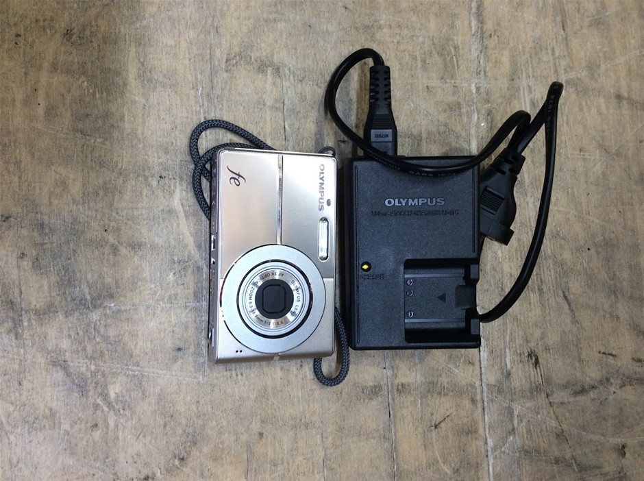 Olympus FE-3010 Digital Camera + Olympus LI-40C Battery Charger