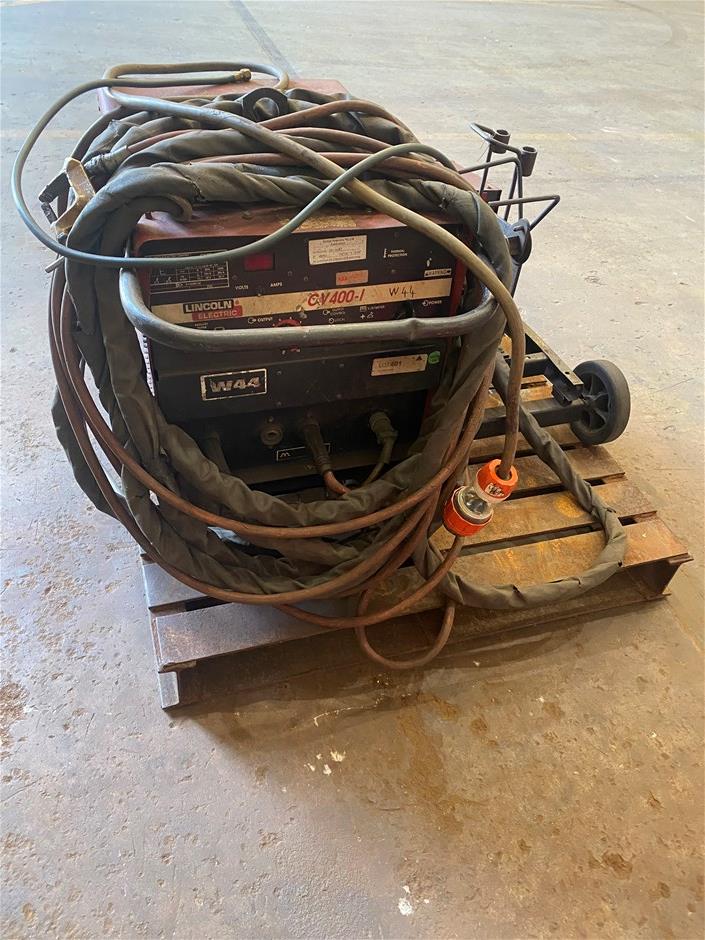 <p>Lincoln Electric CV400-1-W44 Welder</p>