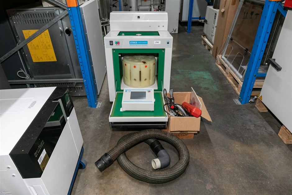 Microwave digestion system with controller