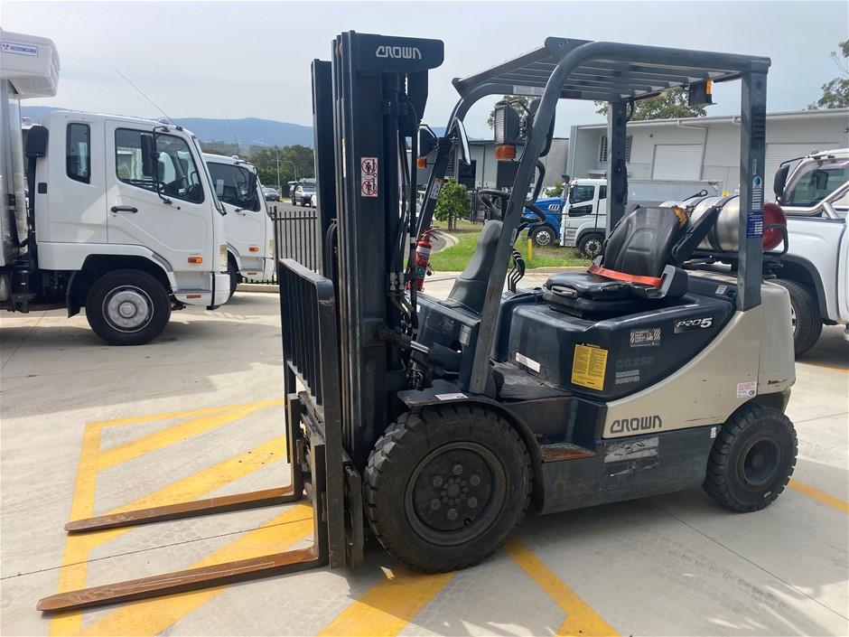 <B>Crown CG25E LPG Counter Balance Forklift</B>