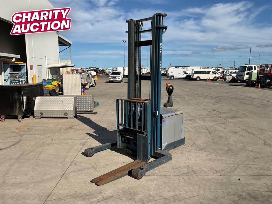 <p>Powerlifter R2000-2W450 Pallet Truck</p>