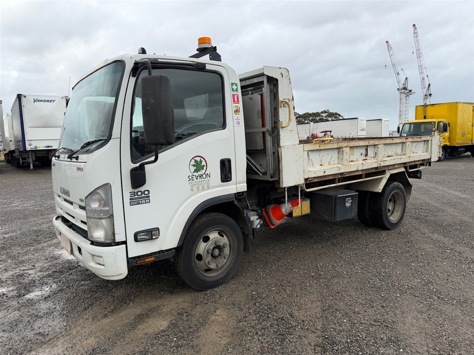 <p>2014 Isuzu NPR 300 Medium 4 x 2 Tipper Truck</p>
