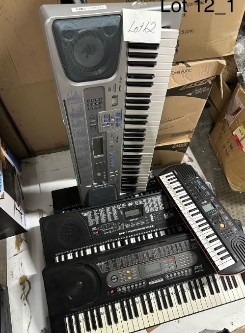 END OF LEASE AUCTION: mix lot of keyboards - approx 5 pieces