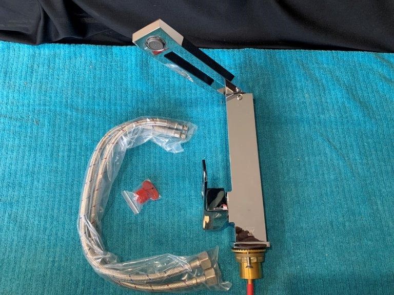 New in Box Simply Inspiring Swivel Kitchen/Basin Mixer Tap - Qty 1