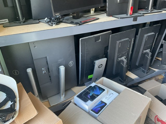 <p>Approx 15 Assorted Computer Monitors </p>
